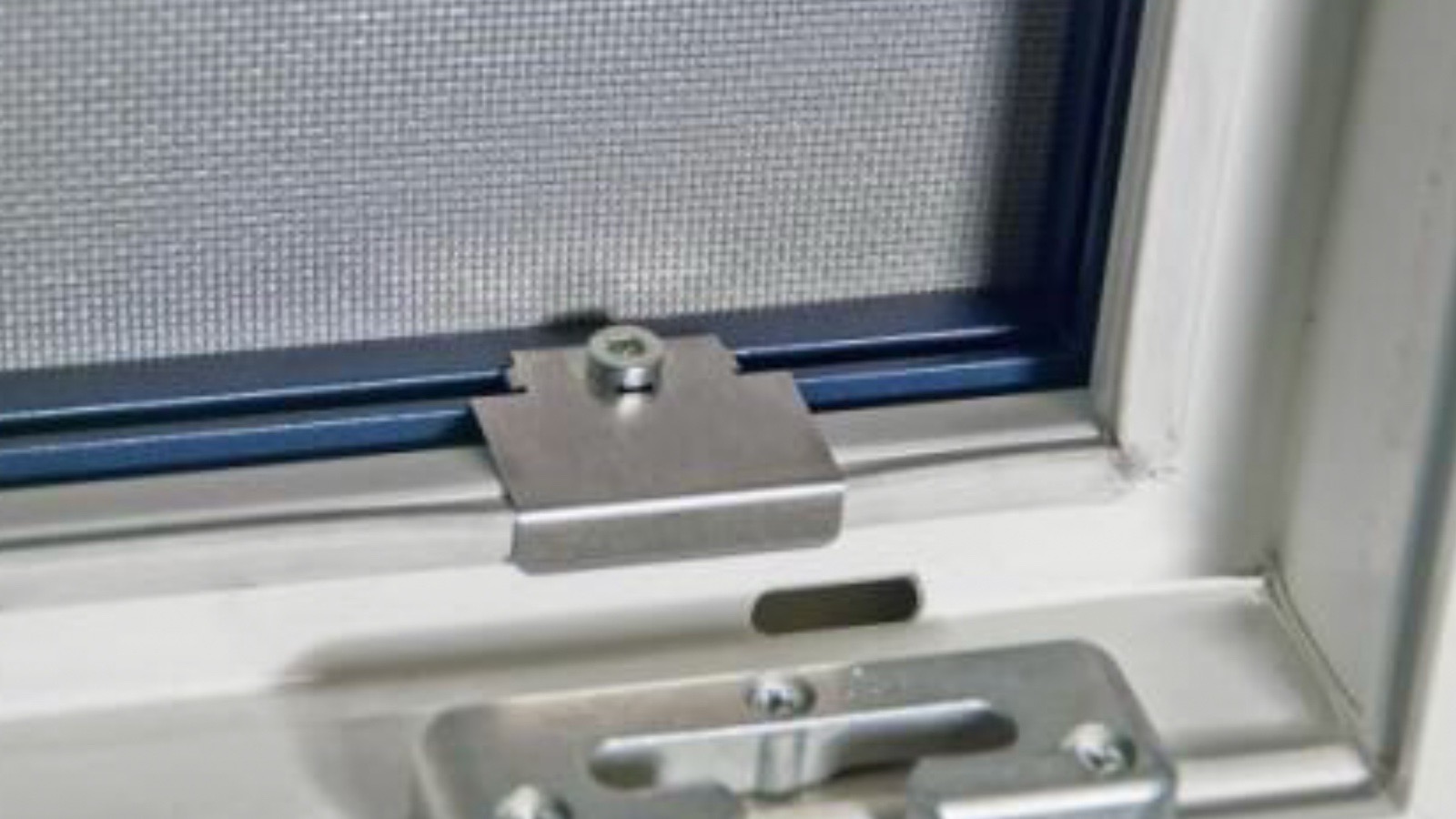 Utapajući komarnik detalj